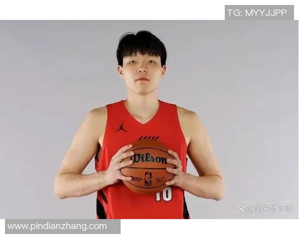 杨瀚森与女友探访华人家庭，训练加码投篮与折返跑 去留发展联盟仍未定